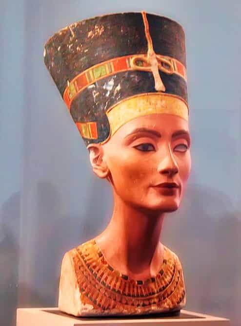 Queen Nefertiti one eye sculpture